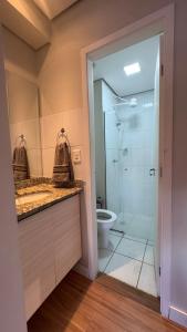 une salle de bain avec une douche, un lavabo et des toilettes dans l'établissement Spot Confort, à Ribeirão Preto