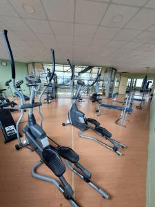 un gimnasio con un montón de máquinas de cardio en Amplio Departamento en Centro de Concepción con estacionamiento 2D-2B, en Concepción