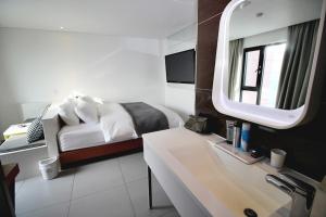 Katil atau katil-katil dalam bilik di Hapjeong Circle Hotel