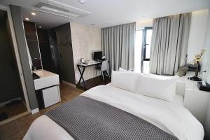 Katil atau katil-katil dalam bilik di Hapjeong Circle Hotel