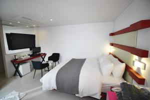 Postel nebo postele na pokoji v ubytování Hapjeong Circle Hotel