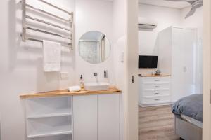 une salle de bains avec un lavabo et un miroir dans l'établissement Willy Wagtail @ Cape Villas, à Dunsborough 8 autres photos