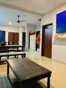 TV a/nebo společenská místnost v ubytování Casa Marea Suites