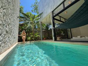 Bazén v ubytování Jungle Rooftop Villa -Priv Pool-Bathtub-Jacuzzi 2A nebo v jeho okolí