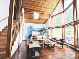 Posezení v ubytování Monterey House by SANA + 37 fotografií