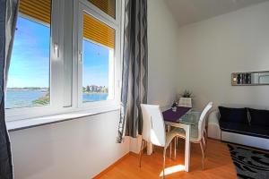 une salle à manger avec une table et une grande fenêtre dans l'établissement Studio L&D, à Zadar