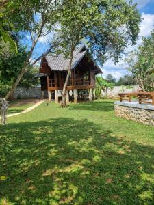 Taman di luar Liyon Rest sigiriya