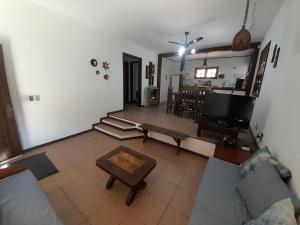 Μια τηλεόραση ή/και κέντρο ψυχαγωγίας στο Casa Super Confortável Jardim a pé Praia Geribá