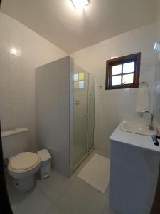 Ένα μπάνιο στο Casa Super Confortável Jardim a pé Praia Geribá