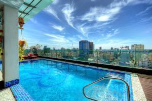 een zwembad op het dak van een gebouw bij Orussey One Hotel & Apartment in Phnom Penh