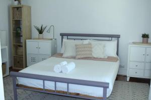 una camera da letto con un letto con due asciugamani sopra di Little Gem City Cottage a Invermay Altre 24 foto