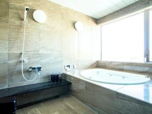 Ένα μπάνιο στο Cairns House by SANA +51 φωτογραφίες