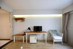 TV a/nebo společenská místnost v ubytování SERENITY HOSTEL & MINI Bar126