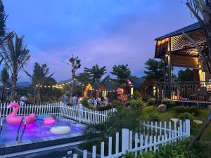 Zahrada ubytování Yellow Homestay + 9 fotografií