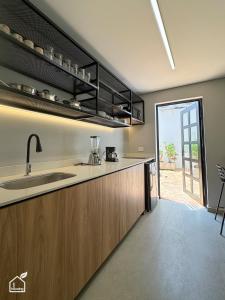 una cocina con fregadero y encimera en Ecohousing, en Medellín