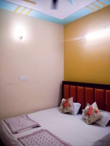 Letto o letti in una camera di "Om Sadan" Guest House Ayodhya Dhaam