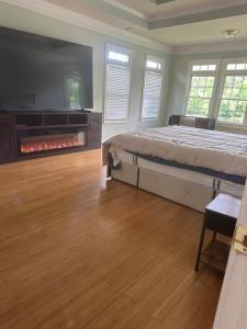 Ένα ή περισσότερα κρεβάτια σε δωμάτιο στο Entire 4BR Lakeview Home with Parking Fast Wi-Fi Conyers