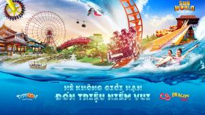 Un cartel de un parque acuático con dos personas montando en una montaña rusa. en Khách Sạn Hoàng Minh, en Sầm Sơn