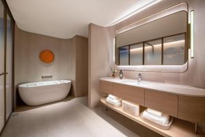 Uma casa de banho em 西安高新锦业路桔子水晶酒店