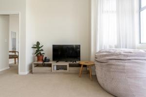 Μια τηλεόραση ή/και κέντρο ψυχαγωγίας στο Modern Surfer's Corner Apartment