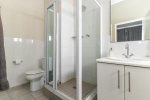 Ένα μπάνιο στο Modern Surfer's Corner Apartment +9 φωτογραφίες