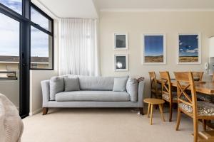 Χώρος καθιστικού στο Modern Surfer's Corner Apartment