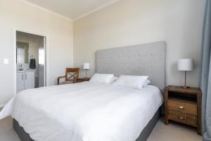 Ένα ή περισσότερα κρεβάτια σε δωμάτιο στο Modern Surfer's Corner Apartment