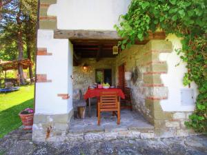 Zahrada ubytování Alluring Farmhouse in Ortignano with Swimming Pool