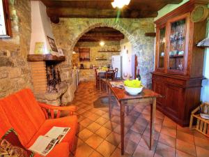 Posezení v ubytování Alluring Farmhouse in Ortignano with Swimming Pool