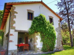 Zahrada ubytování Alluring Farmhouse in Ortignano with Swimming Pool