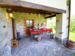 Fotografie z fotogalerie ubytování Alluring Farmhouse in Ortignano with Swimming Pool v destinaci Castel Focognano