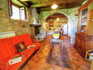 Posezení v ubytování Alluring Farmhouse in Ortignano with Swimming Pool