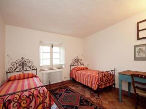 Postel nebo postele na pokoji v ubytování Luxurious Apartment in Rocca Grimalda with Garden