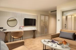 TV a/nebo společenská místnost v ubytování Orka Taksim Apart Hotel