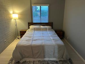 Giường trong phòng chung tại 2 Bed 1 Bath Quiet Apartment Central Location in Phoenix +9 ảnh