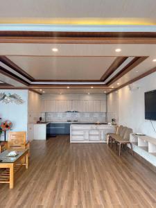 a large living room with a kitchen and a table at Happy Villa Tam Đảo in Tam Ðảo