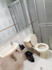 メデジンにあるHotel Golden 70のトイレと洗面台付きのバスルーム +17枚の写真