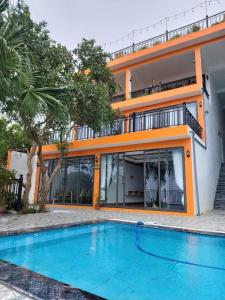 a villa with a swimming pool in front of a building at Happy Villa Tam Đảo in Tam Ðảo