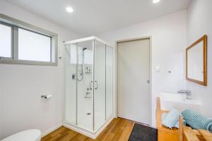 un bagno con doccia e lavandino di Mahanga Dunes Retreat - Mahia Holiday Home a Mahia Altre 19 foto