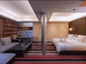ウルムチ市にあるUrumqi Bayinhe Hotelのベッドとリビングルームのある寝室 +215枚の写真