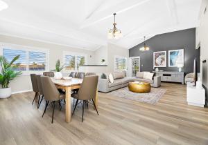 un soggiorno con un tavolo e un divano di Shellharbour Poolside Escape a Shellharbour