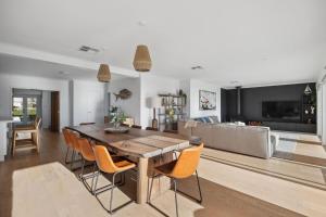 Un televizor și/sau centru de divertisment la Yoondoordo Luxury Beach House