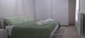 une chambre avec un lit avec des serviettes dessus dans l'établissement Civico 52 Modena Int 7, à Modène 5 autres photos