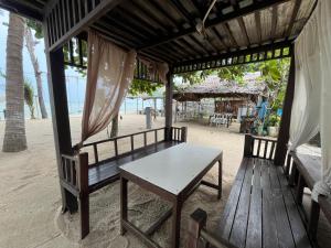 Kawasan patio atau luaran di Tharadol Beach Resort