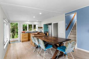Η κουζίνα ή μικρή κουζίνα στο Heron's Hideaway - Snells Beach Holiday Home