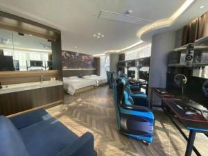 ein Wohnzimmer mit einem Bett und ein Badezimmer in der Unterkunft City Comfort Inn Nanchang Tengwang Pavilion Metro Station in Nanchang