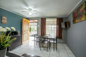 a kitchen and dining room with a table and chairs at Coati Arenal Lodge in Fortuna