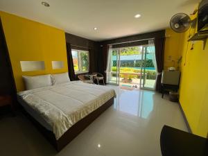 Katil atau katil-katil dalam bilik di Tharadol Beach Resort +167 gambar