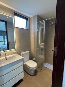 Ένα μπάνιο στο Colombo Royal Suites