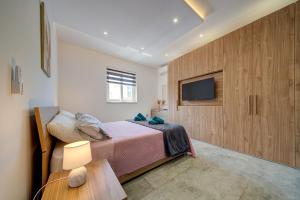 A bed or beds in a room at Trident Cove Holiday Home